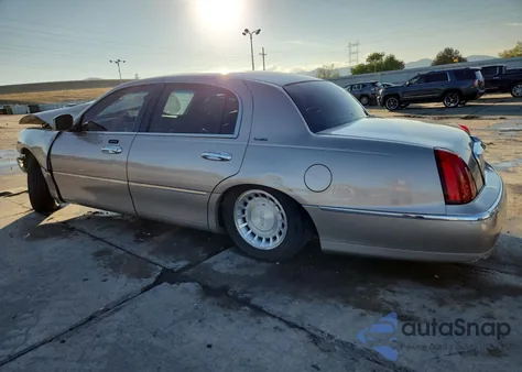 2002 Lincoln Town Car Executive z USA, uszkodzony, nr VIN 1LNHM81W22Y658492